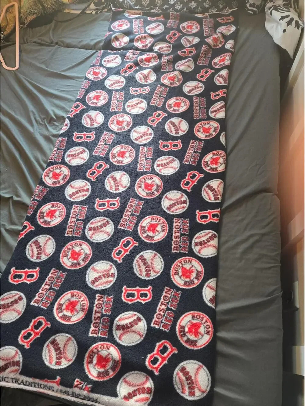 2004 Boston Red Sox MLB Fleece Fabric Remnant 5' x 2' - Picture 4 of 4